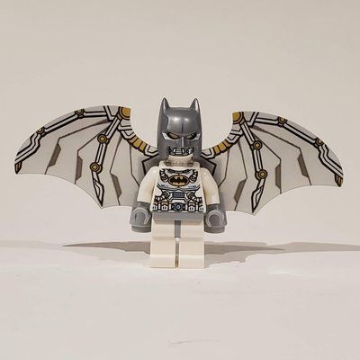 Minifigure Batman, White Suit, Silver Cowl, Spacesuit with Wings from set 76025