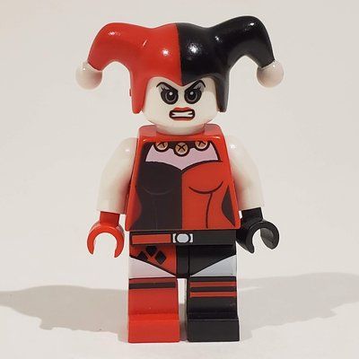 Minifigura Harley Quinn in Black and Red Jester Outfit with White Arms del set 76035