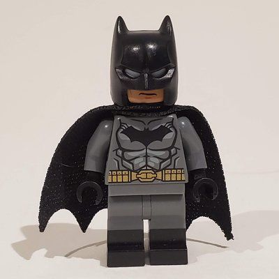 Minifigura Batman, Dark Bluish Gray Suit, Black Cape and Cowl, Black Head, Black Boots, Small Batman Logo del set 76035