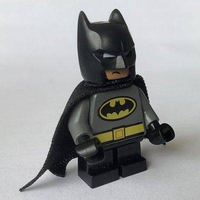 Minifiguur Batman, Dark Bluish Gray Suit, Black Cape and Cowl, Short Legs uit set 76061