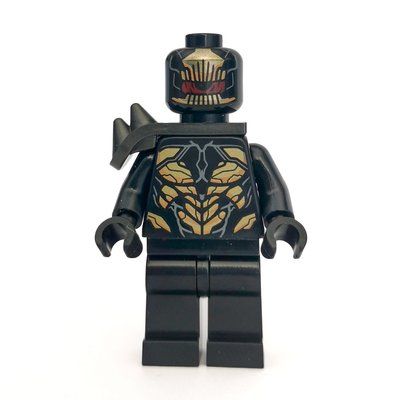 Minifigurka Outrider with Shoulder Armor z zestawu 76124
