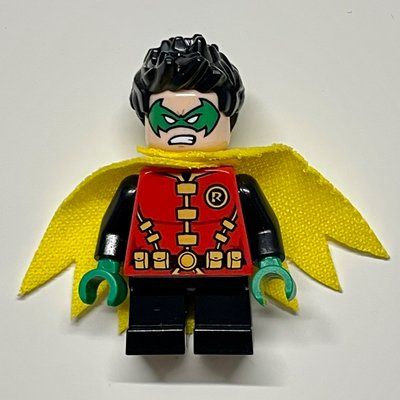 Minifigurka Robin with Green Eyemask and Hands, Short Legs, and Yellow Cape z zestawu 76122