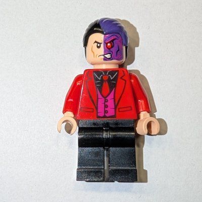 Minifigurka Two-Face with Red Jacket, Dark Pink Vest and Black Shirt z zestawu 76122