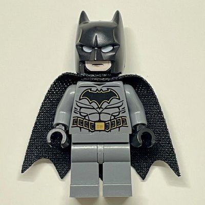 Minifigure Batman, Dark Bluish Gray Suit, Black Cape and Cowl, Black Head, Dark Bluish Gray Legs, Gold Trim Batman Logo (39444 Cape) del set 76120