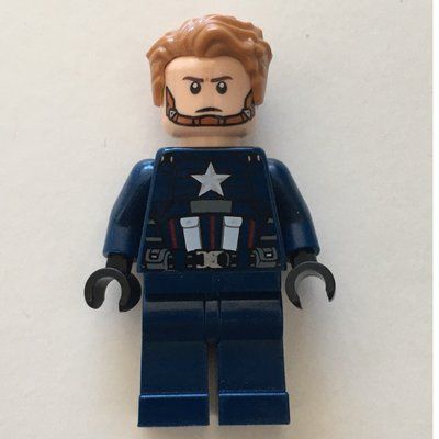 Minifigura Captain America in Dark Blue Outfit with Black Hands and Hair del set 76143