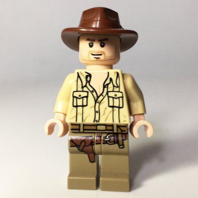 Minifigure Indiana Jones in Open Tan Shirt from set 7195