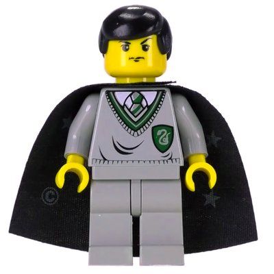 Minifigure Gregory Goyle / Harry Potter, Yellow Skin, Slytherin Sweater with Crest, Cape with Stars del set 4735