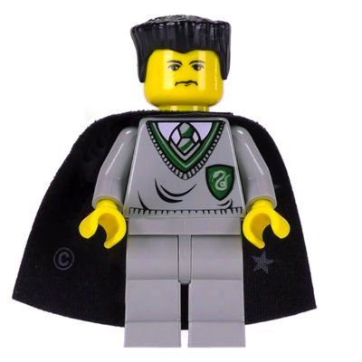 Minifigure Vincent Crabbe / Ron Weasley, Yellow Skin, Slytherin Sweater with Crest, Cape with Stars del set 4735
