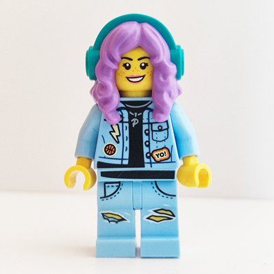 Figurine Parker L. Jackson, Bright Light Blue Denim Jacket, Medium Lavender Hair with Headphones du set 70432