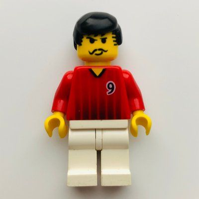 Minifigure Soccer Player Red Torso, White Legs, #9 del set 3420