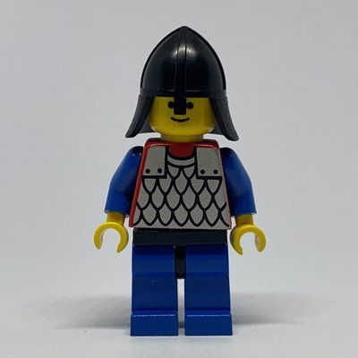 Minifigura Knight (Scale Mail on Red) - Blue Arms, Blue Legs, Black Neck-Protector del set 6090