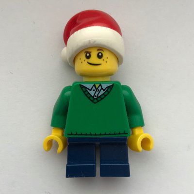Minifiguur Boy, Green Sweater, Short Dark Blue Legs, Santa Hat uit set 5004934