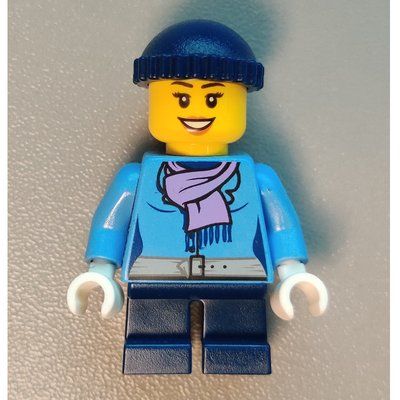 Figurine Girl, Medium Blue Jacket with Medium Lavender Scarf, Short Dark Blue Legs, Dark Blue Hat du set 40124