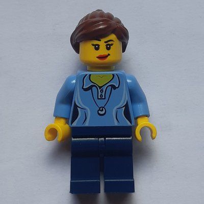 Minifigur Woman, Medium Blue Polo Shirt with Necklace, Dark Blue Legs, Reddish Brown Ponytail aus Set 40121