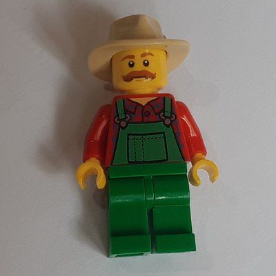 Figurine Man, Green Overalls over Red Shirt, Tan Wide Brim Hat du set 40261