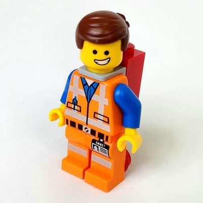 Minifigur Emmet, Piece of Resistance, Happy / Scared, Red Plate aus Set 70803