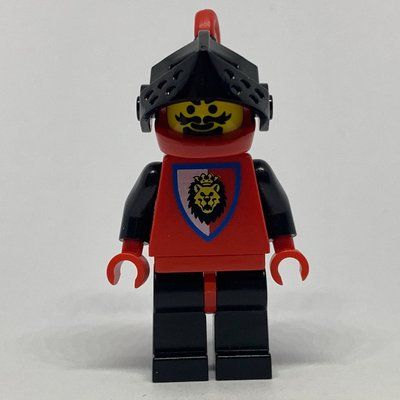 Minifigura Knight (Royal Knights) - Black Legs, Red Helmet, Red Plume del set 6090