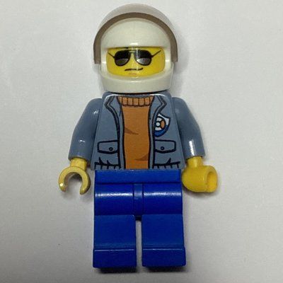 Figurine Coast Guard, Open Sand Blue Jacket with Badge over Orange Sweater, White Helmet with Visor, Sunglasses du set 60167