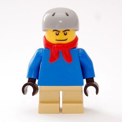 Minifigure Boy, Plain Blue Torso, Short Tan Legs, Red Scarf, Helmet del set 10199