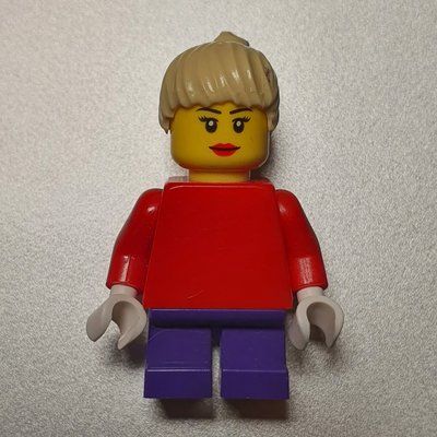 Minifigure Girl, Plain Red Torso, Short Dark Purple Legs, Tan Hair (3626bpr0892 Head) del set 10199