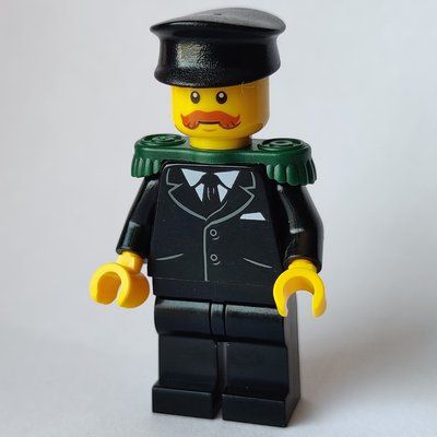 Minifiguur Musician, Black Jacket and Tie, Dark Green Epaulettes, Black Hat, Moustache uit set 10263