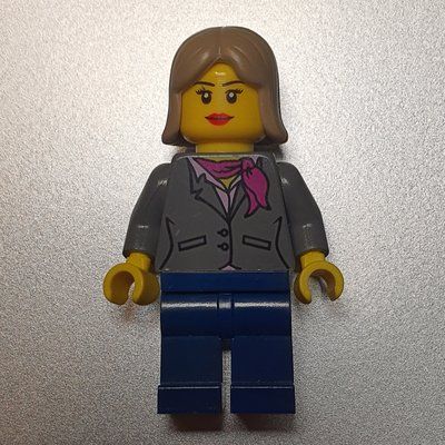 Minifigura Woman, Dark Bluish Gray Jacket with Magenta Scarf, Dark Blue Legs, Dark Tan Hair del set 10229