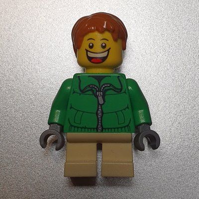 Minifigura Boy, Green Jacket, Short Tan Legs, Dark Orange Hair del set 10229