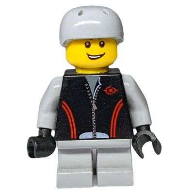 Minifigura Boy, Black Jacket with Zipper, Short Light Bluish Gray Legs, Helmet del set 10229
