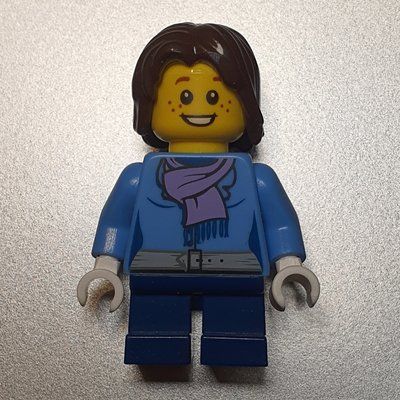 Minifigura Girl, Medium Blue Jacket with Medium Lavender Scarf, Short Dark Blue Legs, Dark Brown Hair del set 10229