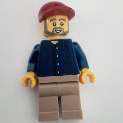Minifigura Man, Dark Blue Plaid Shirt, Tan Legs, Dark Red Cap, Beard del set 10229