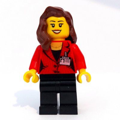 Minifiguur Woman, Red Jacket, Black Legs, Reddish Brown Long Hair uit set 75912