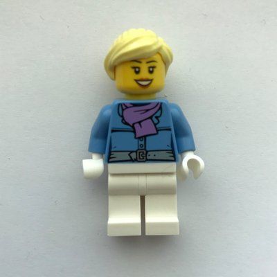 Figurine Woman, Medium Blue Jacket with Medium Lavender Scarf, White Legs du set 60201