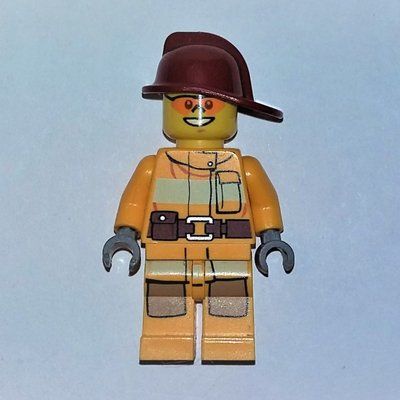 Minifigur Fireman, Bright Light Orange Fire Suit, Dark Red Helmet, Orange Sunglasses aus Set 4428