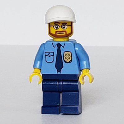 Figurine Policeman, Medium Blue Shirt with Badge and Tie, White Cap, Beard and Glasses du set 3661