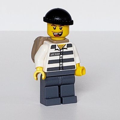 Figurine Criminal, Prison Shirt with #50380, Dark Bluish Gray Legs, Black Hat, Dark Tan Back Pack, Open Mouth du set 3661