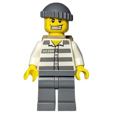 Minifigura Criminal, Prison Shirt with #50380, Dark Bluish Gray Legs, Dark Bluish Gray Hat, Dark Tan Backpack, Gold Tooth del set 7286