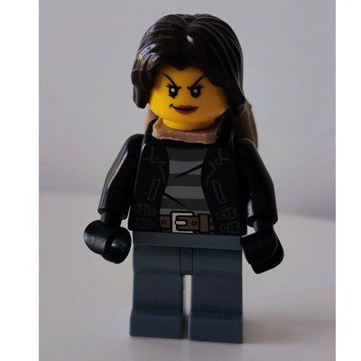 Figurine Criminal, Woman, Open Black Jacket over Prison Shirt, Dark Brown Hair, Dark Tan Backpack du set 60131