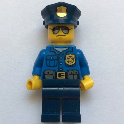 Minifigur Policeman, Blue Shirt with Badge and Pouches, Dark Blue Legs, Dark Blue Police Hat with Badge, Sunglasses aus Set 60042