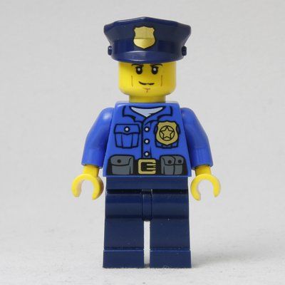 Minifigura Policeman, Blue Shirt with Badge and Pouches, Dark Blue Legs, Dark Blue Police Hat with Badge, Cheek Lines del set 60043