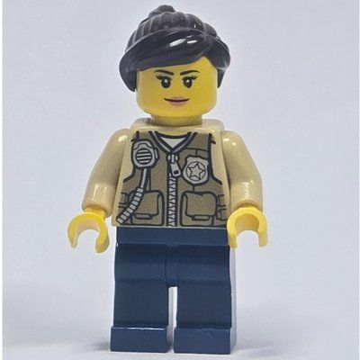 Figurine Swamp Police / Ranger, Woman, Dark Tan Vest with Zipper, Radio, and Badge, Dark Blue Legs, Dark Brown Hair du set 60066