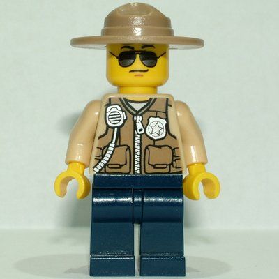 Figurine Swamp Police / Ranger, Dark Tan Vest with Zipper, Radio, and Badge, Dark Blue Legs, Tan Campaign Hat, Sunglasses du set 60067