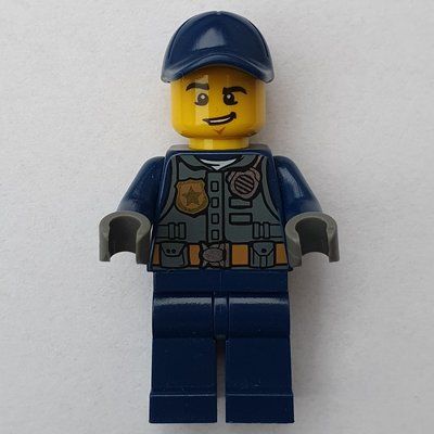 Minifigurka Policeman, Dark Bluish Gray Vest with Radio, Badge and Pouches over Dark Blue Shirt, Dark Blue Cap z zestawu 60140