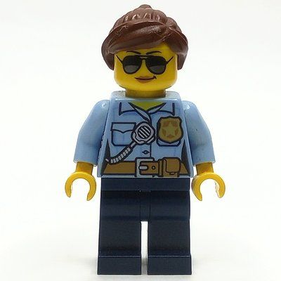 Figurine Policewoman, Bright Light Blue Shirt with Radio and Badge, Dark Blue Legs, Reddish Brown Hair, Sunglasses du set 60136