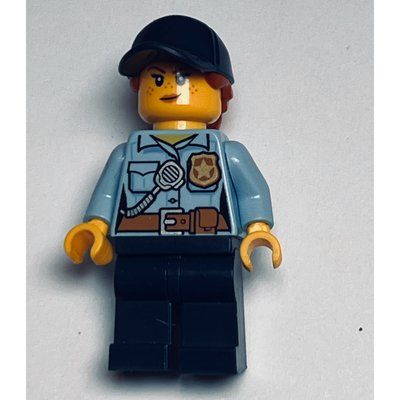 Minifigur Policewoman, Bright Light Blue Shirt with Radio and Badge, Dark Blue Legs, Dark Blue Cap with Hair, Freckles aus Set 60246