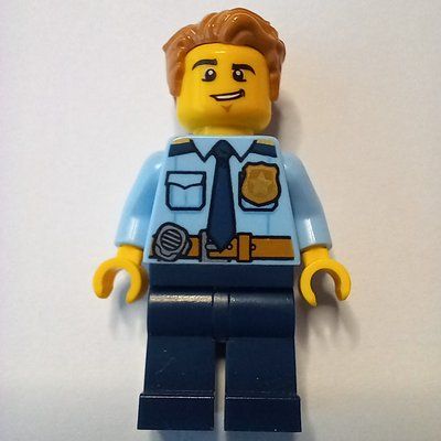 Minifiguur Policeman, Bright Light Blue Shirt with Dark Blue Tie, Badge, and Radio on Belt, Medium Nougat Hair uit set 60241