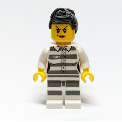 Minifigure Criminal, Woman, Prison Shirt with #50382, Black Hair del set 60210