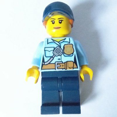 Minifigura Policewoman, Bright Light Blue Shirt with Radio and Badge, Dark Blue Legs, Dark Blue Cap with Hair del set 60209