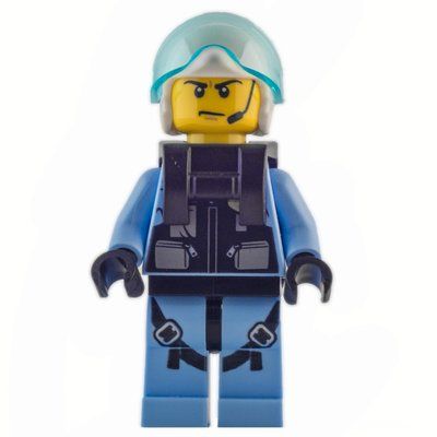 Minifigura Policeman, Black Vest with Badge and Pouches over Bright Light Blue Shirt, White Helmet with Visor, Neck Bracket, Headset del set 60209