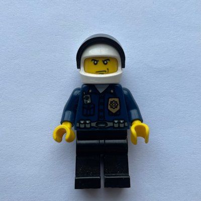 Minifigur Policeman, Dark Blue Shirt with Radio and Badge, Black Legs, White Helmet with Visor aus Set 7034