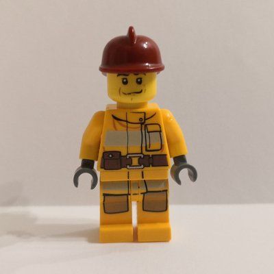 Minifigure Fireman, Bright Light Orange Fire Suit, Dark Red Helmet del set 4208